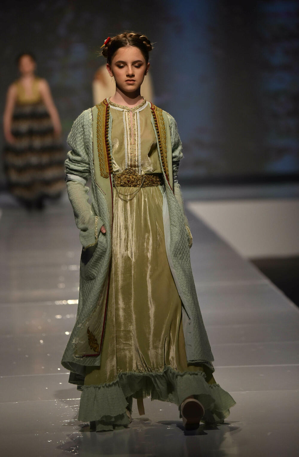 <p>Veče, pa i samu manifestaciju otvorila je crnogorska modna dizajnerka Marina Banović koja je predstavila proširenu kolekciju već predstavljenu u Milanu</p>