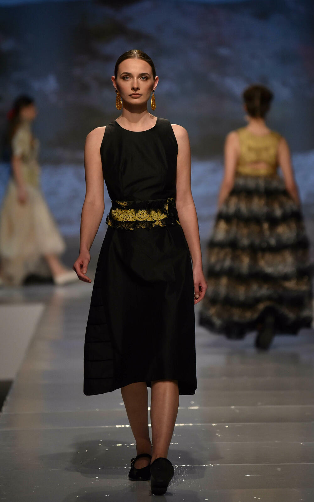 <p>Veče, pa i samu manifestaciju otvorila je crnogorska modna dizajnerka Marina Banović koja je predstavila proširenu kolekciju već predstavljenu u Milanu</p>