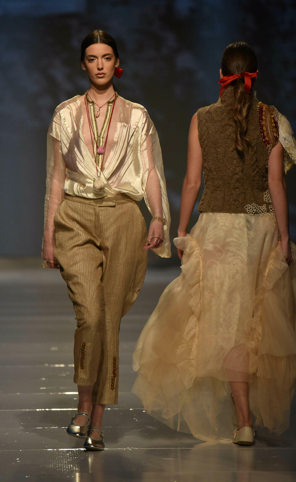 <p>Veče, pa i samu manifestaciju otvorila je crnogorska modna dizajnerka Marina Banović koja je predstavila proširenu kolekciju već predstavljenu u Milanu</p>