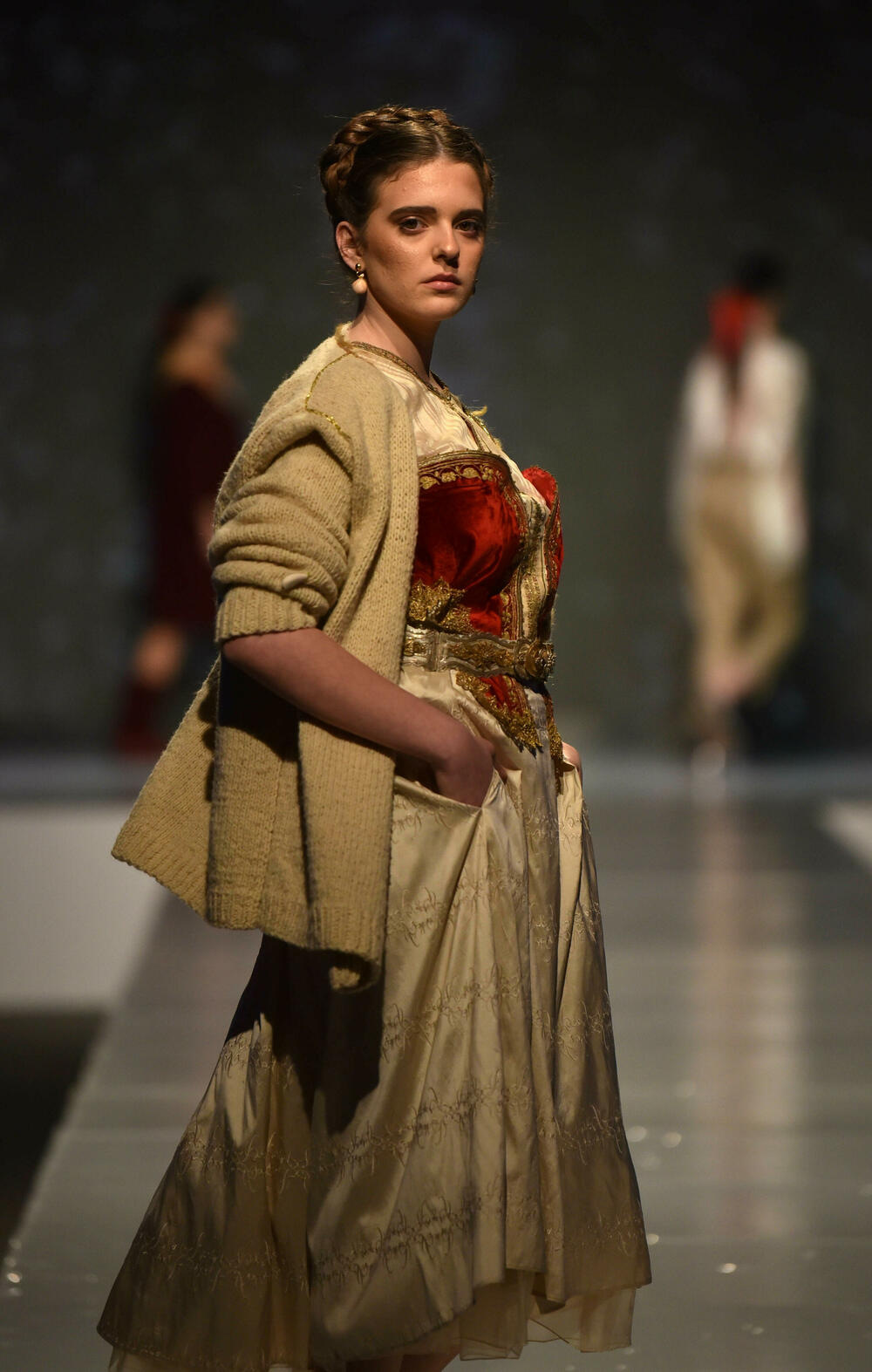 <p>Veče, pa i samu manifestaciju otvorila je crnogorska modna dizajnerka Marina Banović koja je predstavila proširenu kolekciju već predstavljenu u Milanu</p>