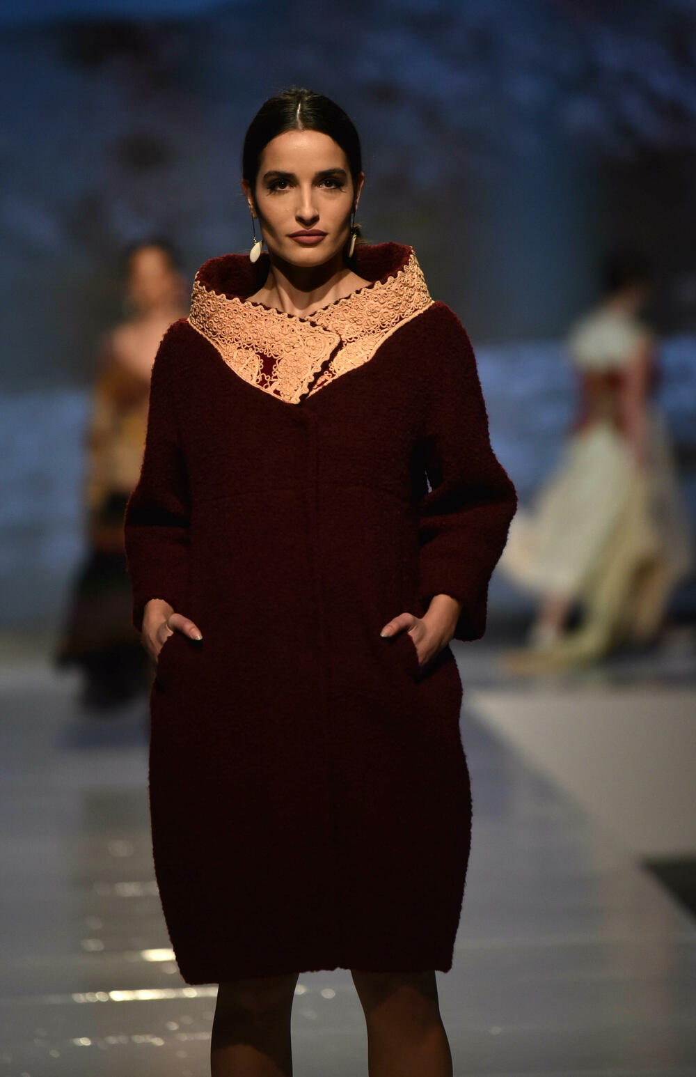 <p>Veče, pa i samu manifestaciju otvorila je crnogorska modna dizajnerka Marina Banović koja je predstavila proširenu kolekciju već predstavljenu u Milanu</p>