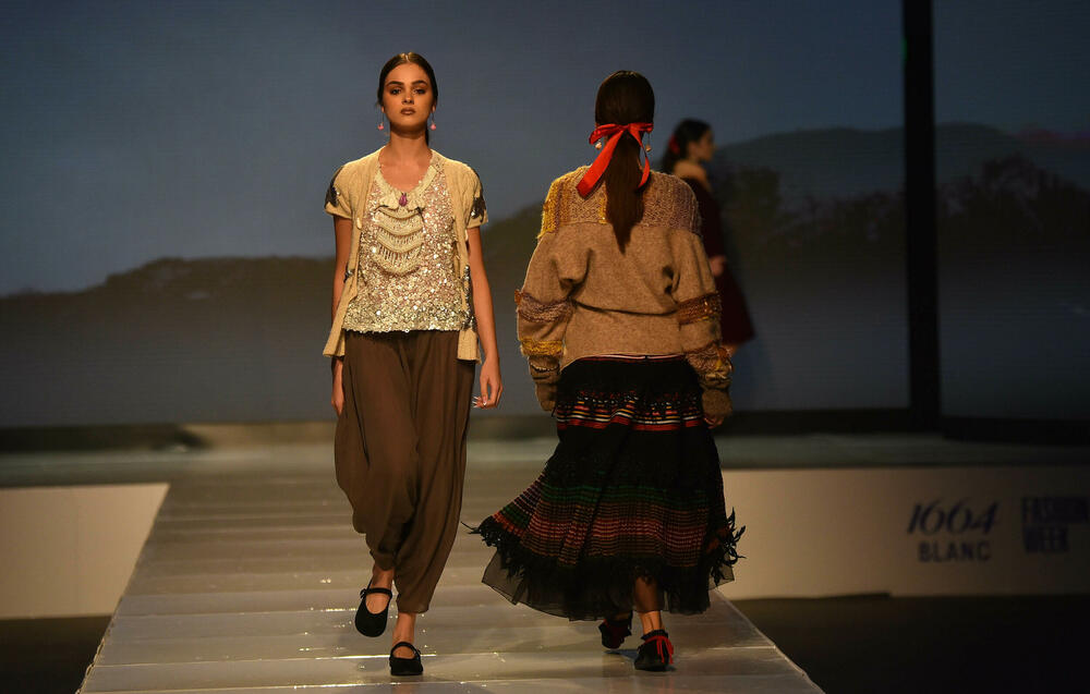 <p>Veče, pa i samu manifestaciju otvorila je crnogorska modna dizajnerka Marina Banović koja je predstavila proširenu kolekciju već predstavljenu u Milanu</p>