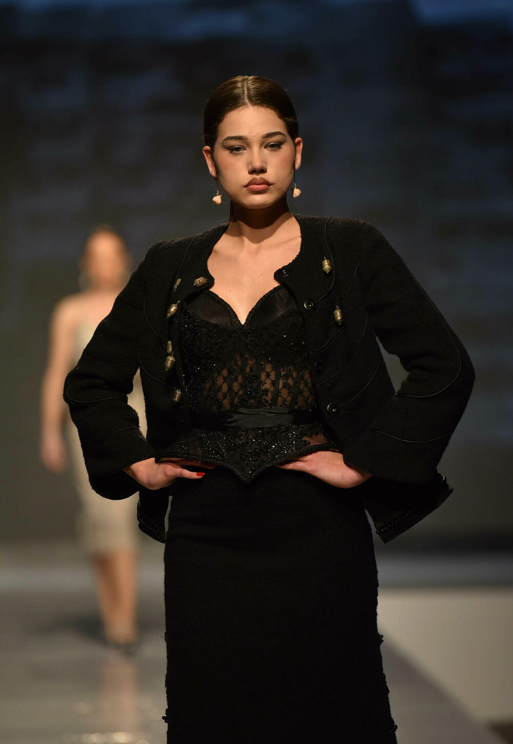 <p>Veče, pa i samu manifestaciju otvorila je crnogorska modna dizajnerka Marina Banović koja je predstavila proširenu kolekciju već predstavljenu u Milanu</p>