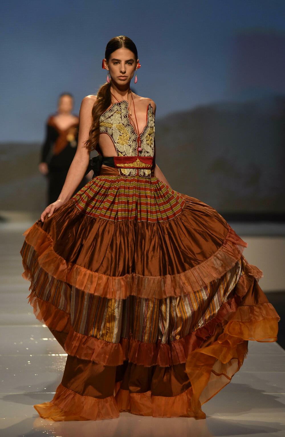 <p>Veče, pa i samu manifestaciju otvorila je crnogorska modna dizajnerka Marina Banović koja je predstavila proširenu kolekciju već predstavljenu u Milanu</p>