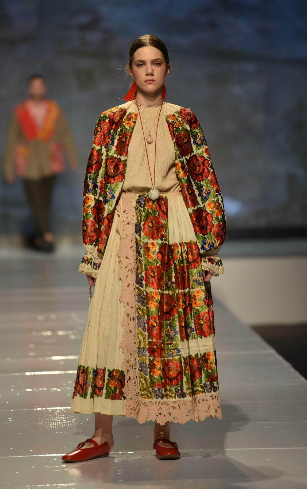 <p>Veče, pa i samu manifestaciju otvorila je crnogorska modna dizajnerka Marina Banović koja je predstavila proširenu kolekciju već predstavljenu u Milanu</p>