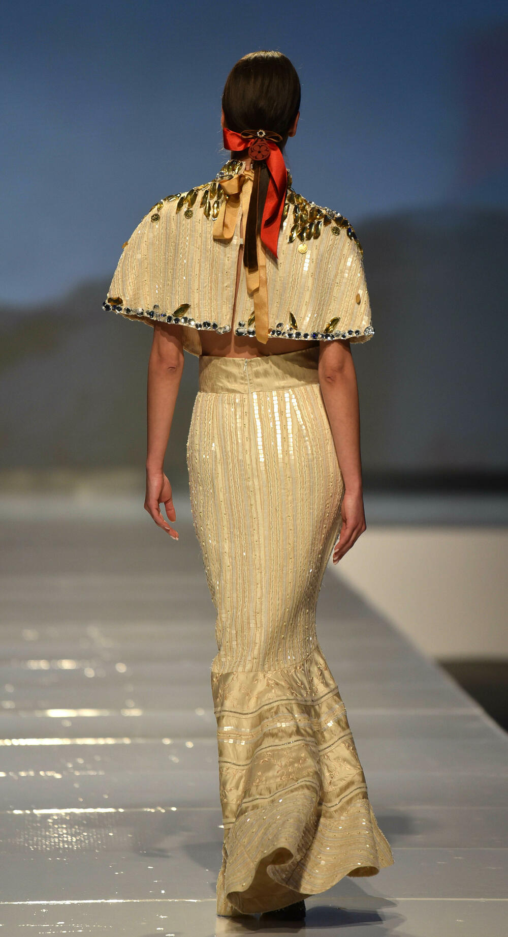 <p>Veče, pa i samu manifestaciju otvorila je crnogorska modna dizajnerka Marina Banović koja je predstavila proširenu kolekciju već predstavljenu u Milanu</p>