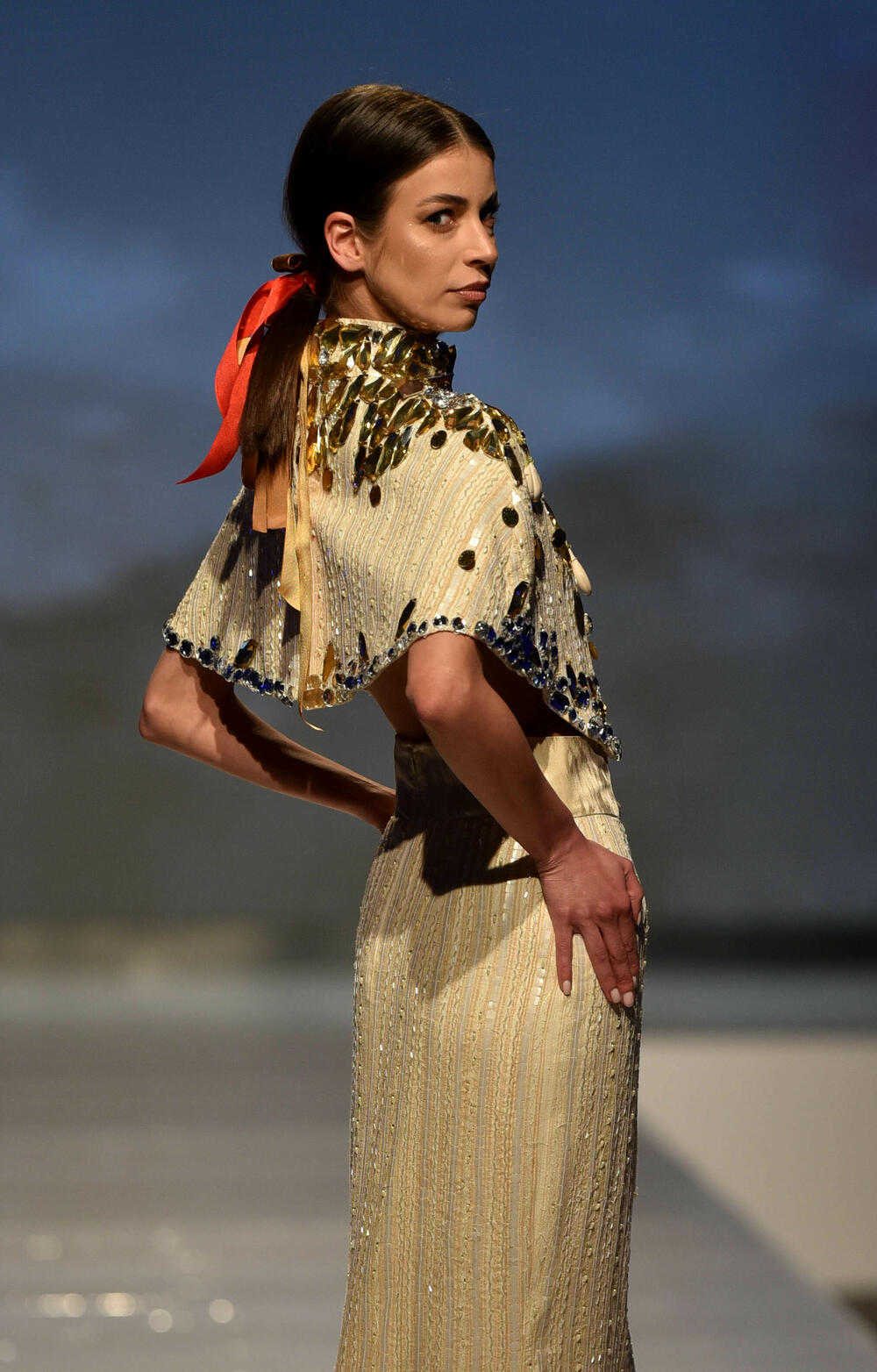 <p>Veče, pa i samu manifestaciju otvorila je crnogorska modna dizajnerka Marina Banović koja je predstavila proširenu kolekciju već predstavljenu u Milanu</p>