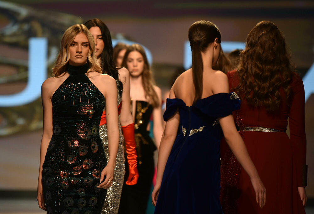 <p>Veče, pa i samu manifestaciju otvorila je crnogorska modna dizajnerka Marina Banović koja je predstavila proširenu kolekciju već predstavljenu u Milanu</p>