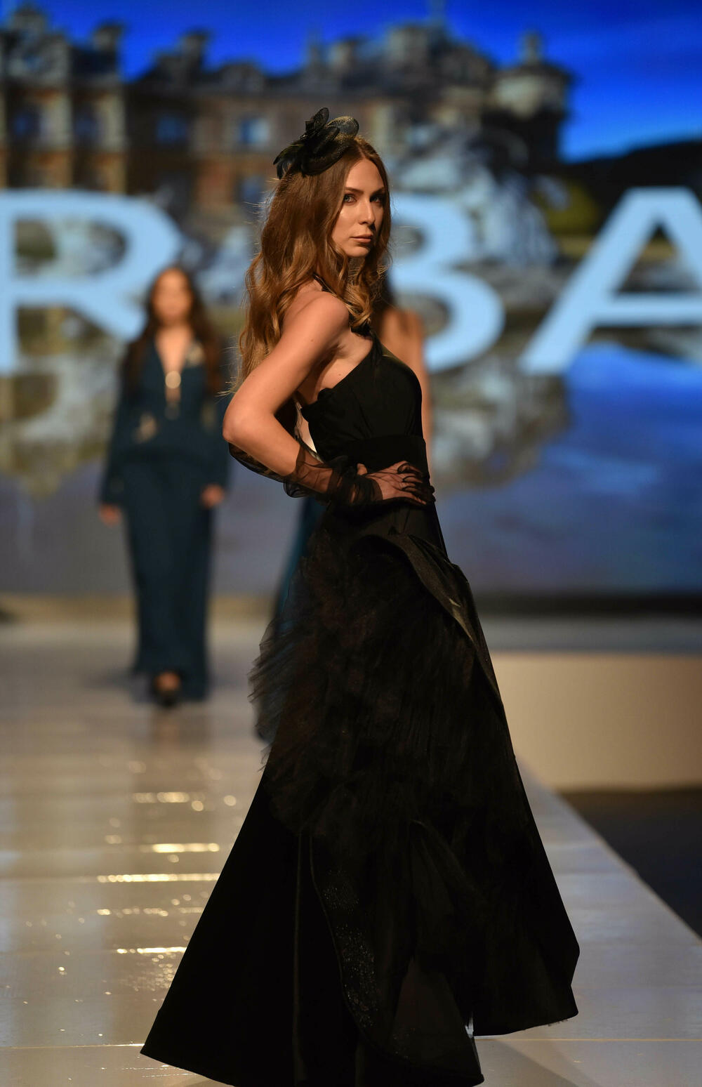 <p>Veče, pa i samu manifestaciju otvorila je crnogorska modna dizajnerka Marina Banović koja je predstavila proširenu kolekciju već predstavljenu u Milanu</p>