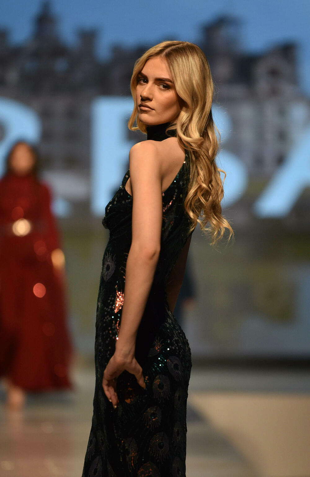 <p>Veče, pa i samu manifestaciju otvorila je crnogorska modna dizajnerka Marina Banović koja je predstavila proširenu kolekciju već predstavljenu u Milanu</p>