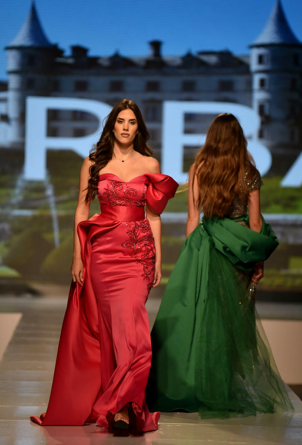 <p>Veče, pa i samu manifestaciju otvorila je crnogorska modna dizajnerka Marina Banović koja je predstavila proširenu kolekciju već predstavljenu u Milanu</p>