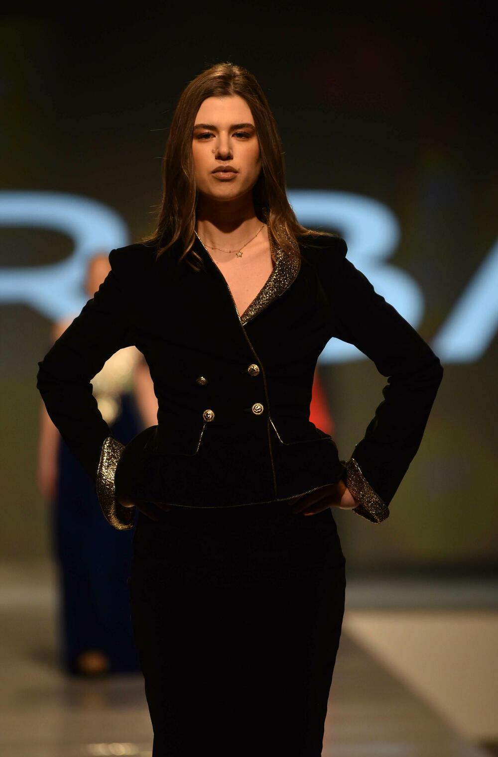 <p>Veče, pa i samu manifestaciju otvorila je crnogorska modna dizajnerka Marina Banović koja je predstavila proširenu kolekciju već predstavljenu u Milanu</p>