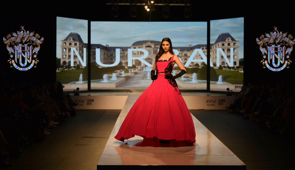 <p>Veče, pa i samu manifestaciju otvorila je crnogorska modna dizajnerka Marina Banović koja je predstavila proširenu kolekciju već predstavljenu u Milanu</p>