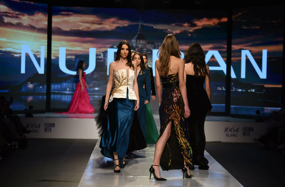 <p>Veče, pa i samu manifestaciju otvorila je crnogorska modna dizajnerka Marina Banović koja je predstavila proširenu kolekciju već predstavljenu u Milanu</p>