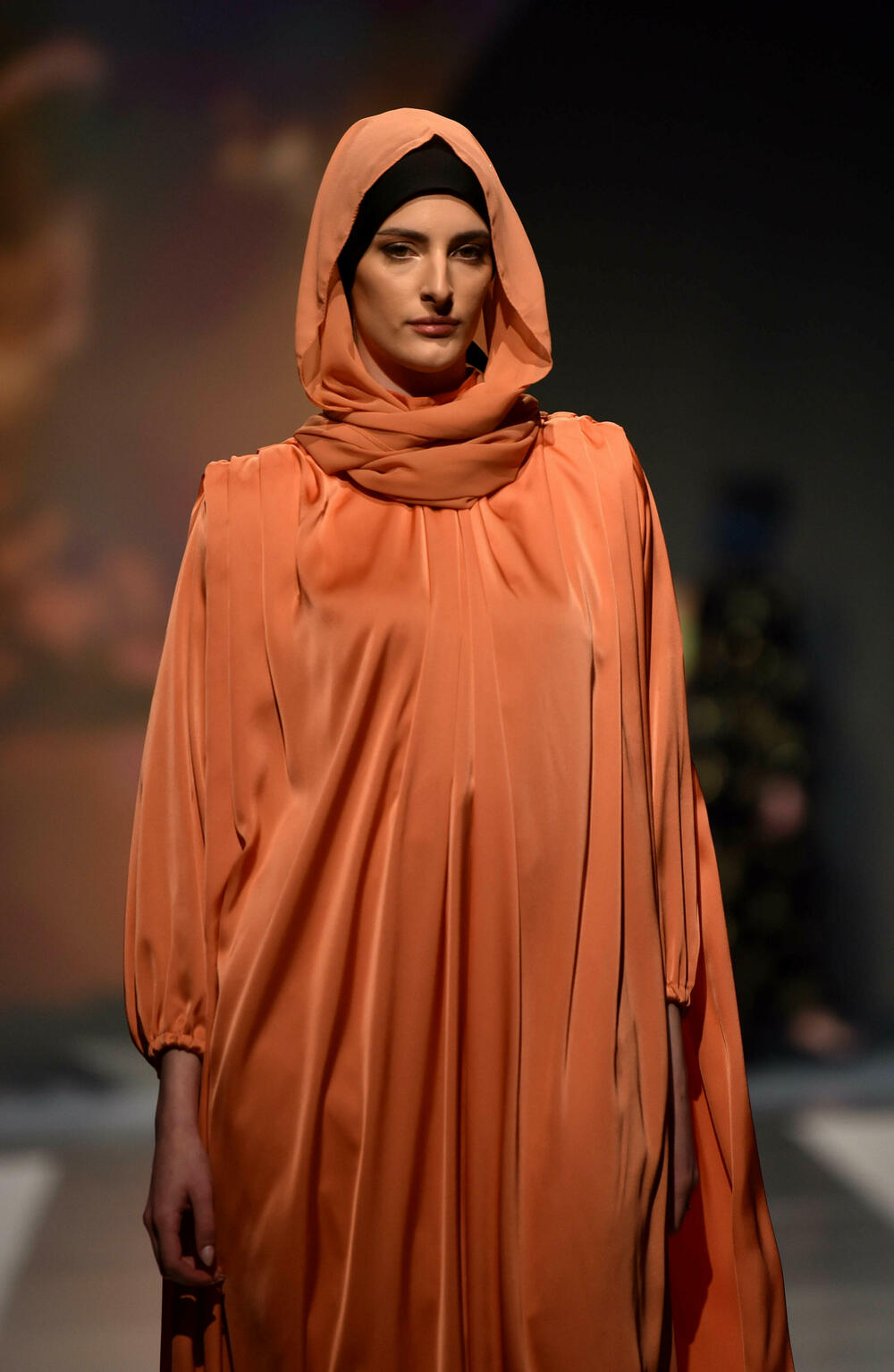 <p>Veče, pa i samu manifestaciju otvorila je crnogorska modna dizajnerka Marina Banović koja je predstavila proširenu kolekciju već predstavljenu u Milanu</p>