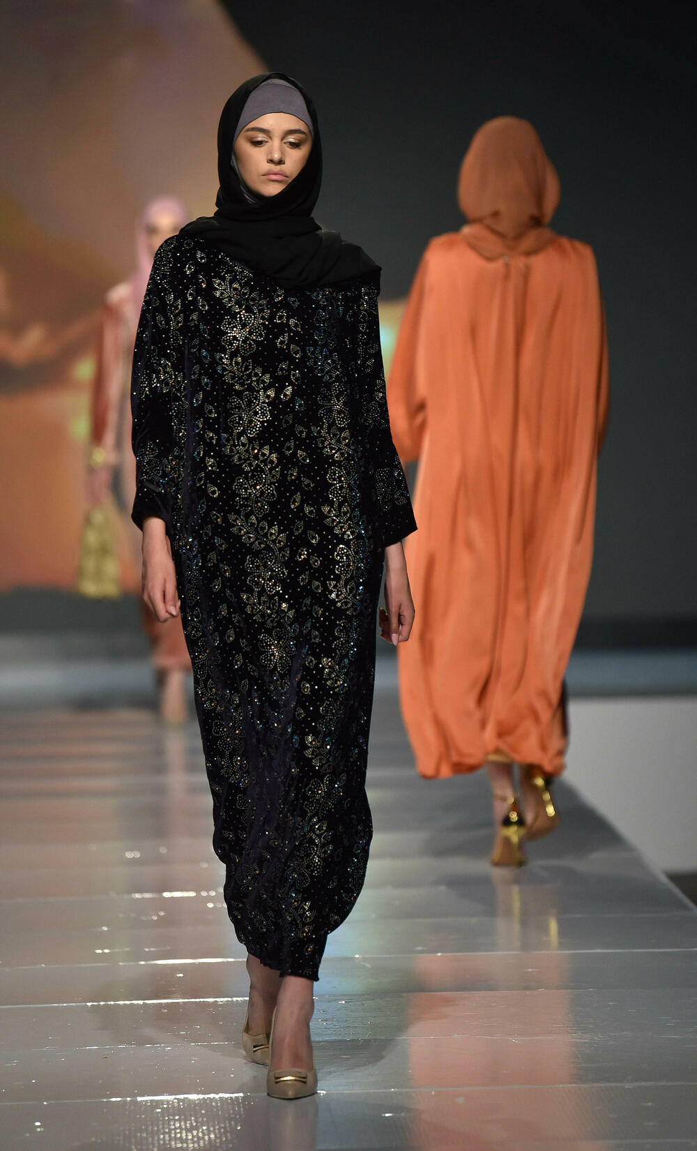 <p>Veče, pa i samu manifestaciju otvorila je crnogorska modna dizajnerka Marina Banović koja je predstavila proširenu kolekciju već predstavljenu u Milanu</p>