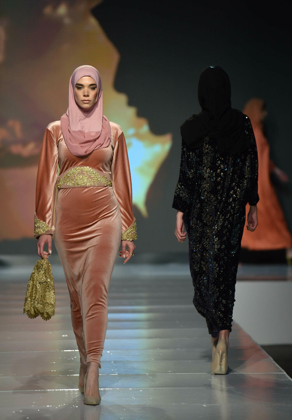 <p>Veče, pa i samu manifestaciju otvorila je crnogorska modna dizajnerka Marina Banović koja je predstavila proširenu kolekciju već predstavljenu u Milanu</p>