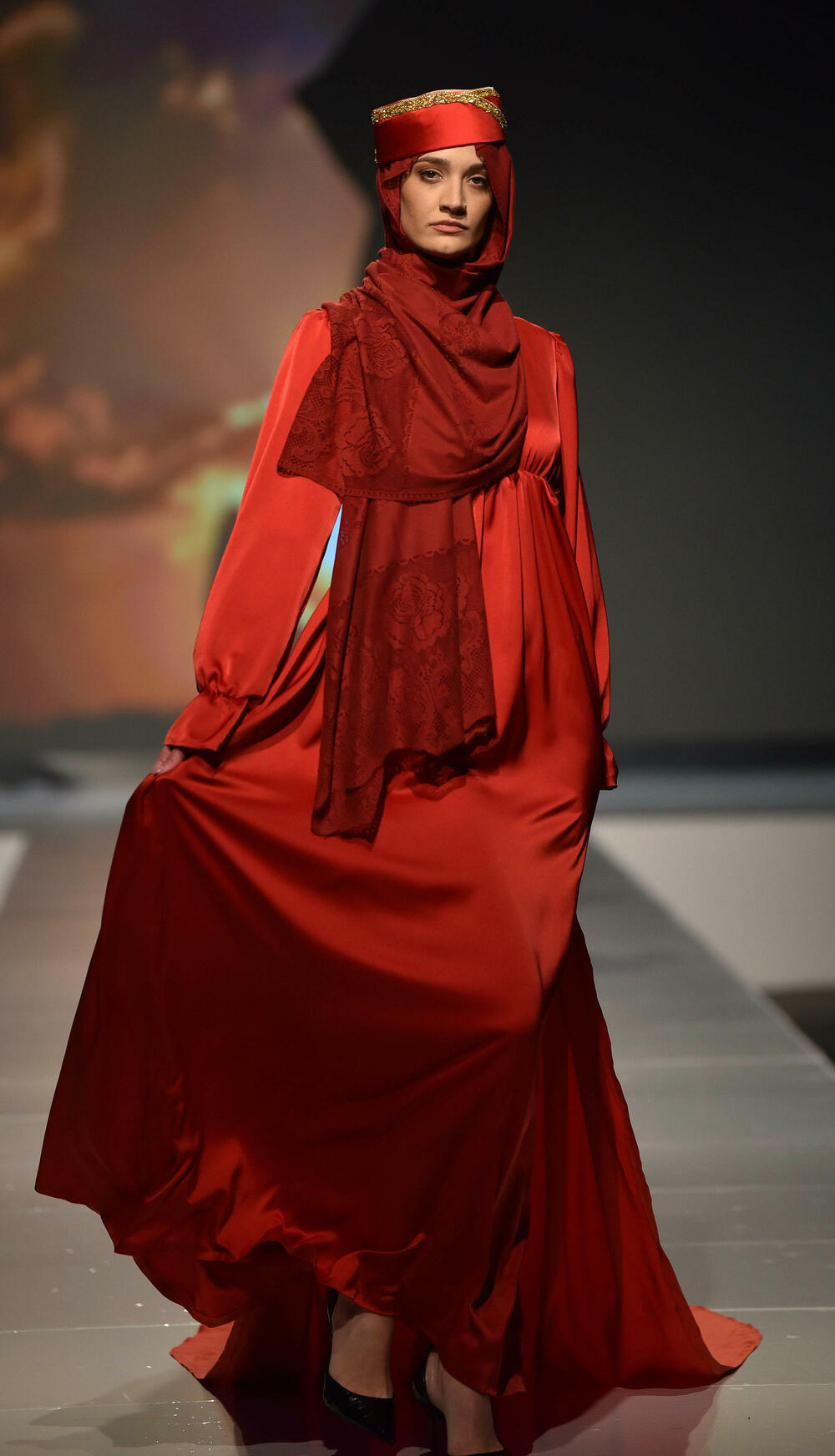 <p>Veče, pa i samu manifestaciju otvorila je crnogorska modna dizajnerka Marina Banović koja je predstavila proširenu kolekciju već predstavljenu u Milanu</p>