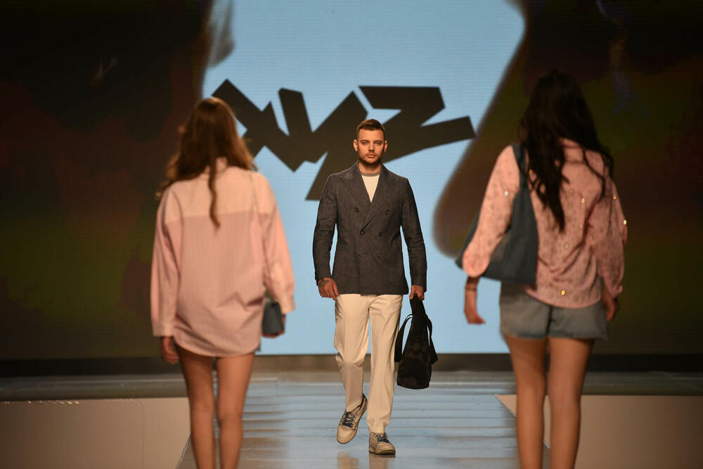 <p>Veče, pa i samu manifestaciju otvorila je crnogorska modna dizajnerka Marina Banović koja je predstavila proširenu kolekciju već predstavljenu u Milanu</p>