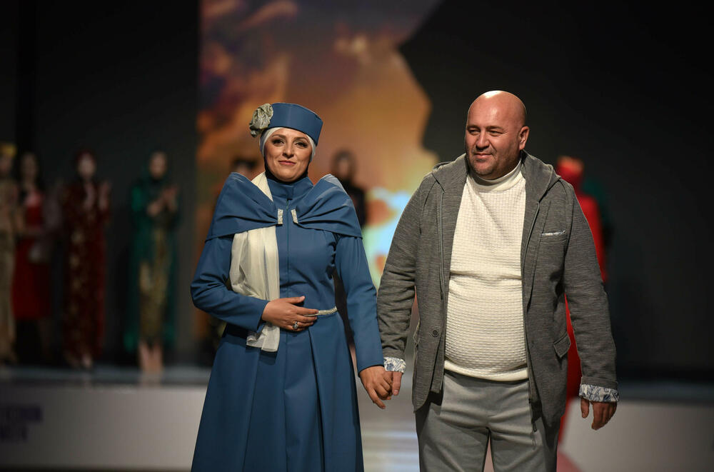 <p>Veče, pa i samu manifestaciju otvorila je crnogorska modna dizajnerka Marina Banović koja je predstavila proširenu kolekciju već predstavljenu u Milanu</p>