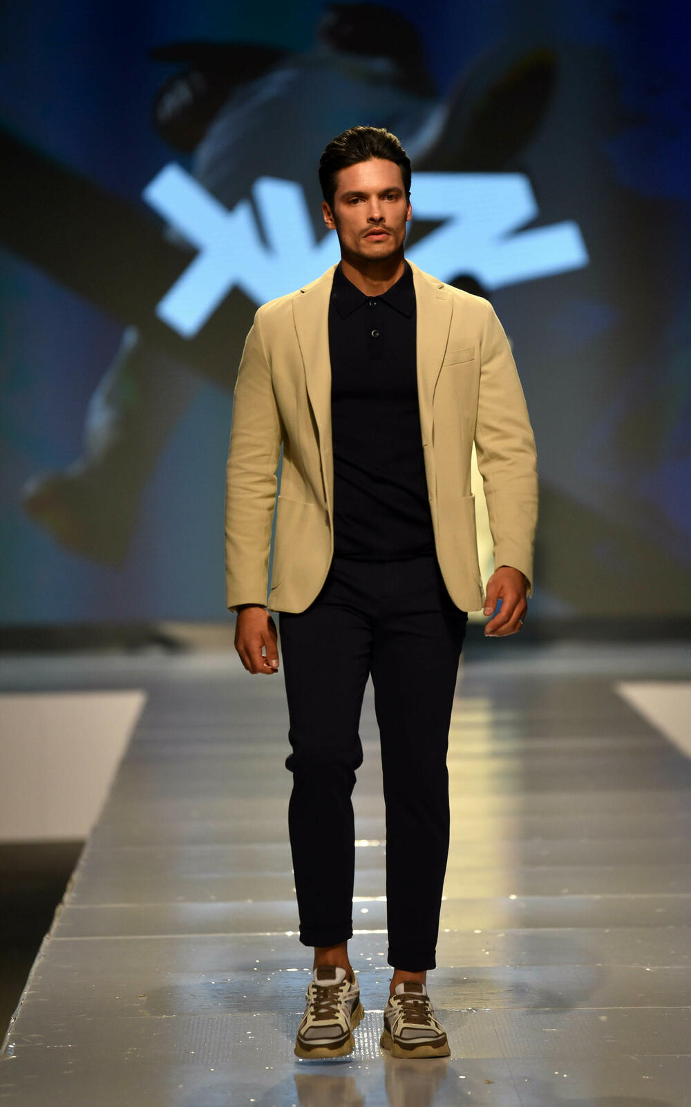 <p>Veče, pa i samu manifestaciju otvorila je crnogorska modna dizajnerka Marina Banović koja je predstavila proširenu kolekciju već predstavljenu u Milanu</p>