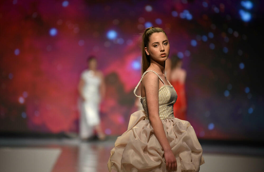 <p>Veče, pa i samu manifestaciju otvorila je crnogorska modna dizajnerka Marina Banović koja je predstavila proširenu kolekciju već predstavljenu u Milanu</p>