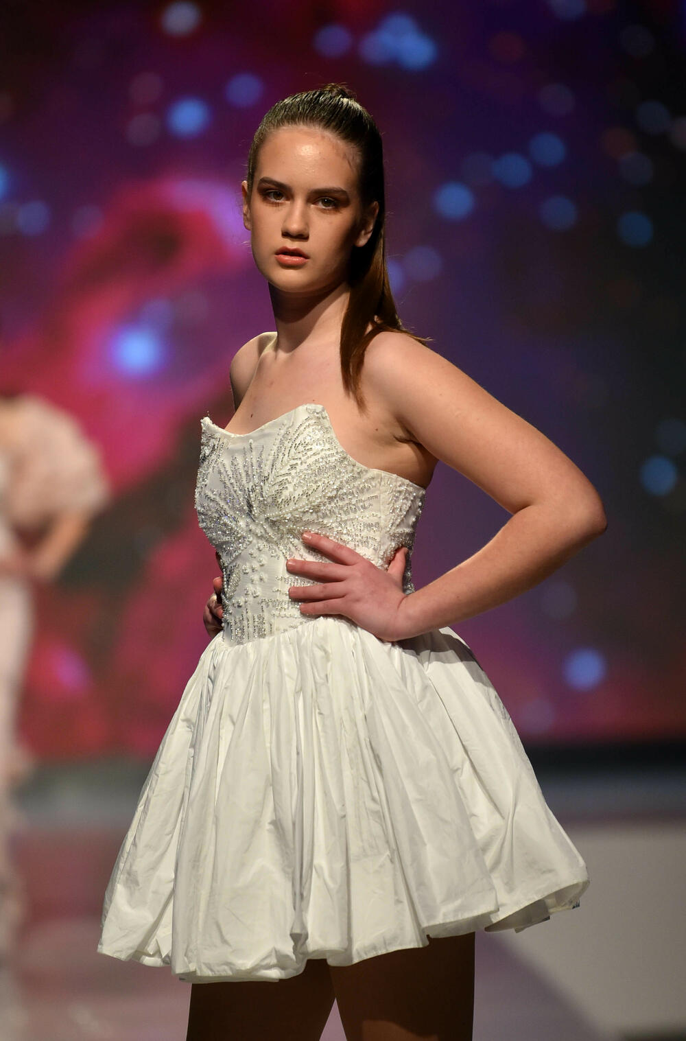 <p>Veče, pa i samu manifestaciju otvorila je crnogorska modna dizajnerka Marina Banović koja je predstavila proširenu kolekciju već predstavljenu u Milanu</p>