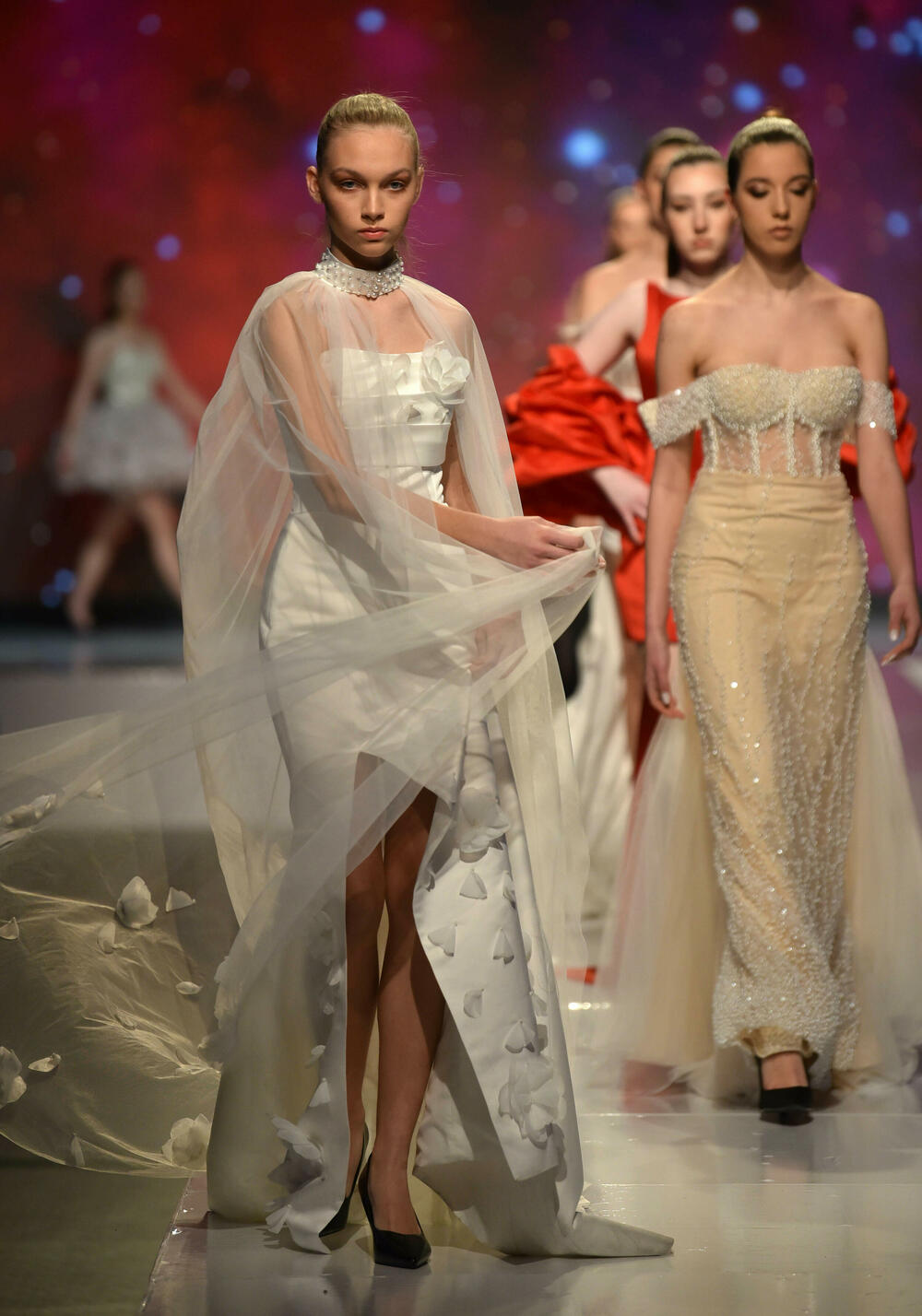 <p>Veče, pa i samu manifestaciju otvorila je crnogorska modna dizajnerka Marina Banović koja je predstavila proširenu kolekciju već predstavljenu u Milanu</p>