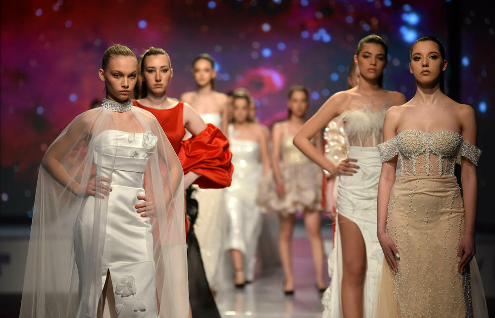 <p>Veče, pa i samu manifestaciju otvorila je crnogorska modna dizajnerka Marina Banović koja je predstavila proširenu kolekciju već predstavljenu u Milanu</p>