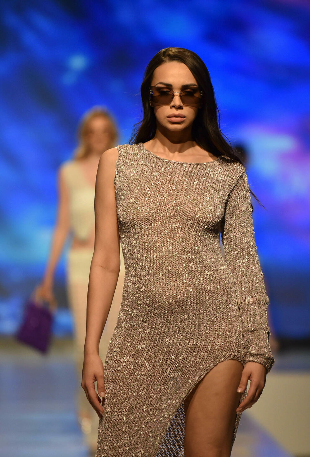 <p>Veče, pa i samu manifestaciju otvorila je crnogorska modna dizajnerka Marina Banović koja je predstavila proširenu kolekciju već predstavljenu u Milanu</p>