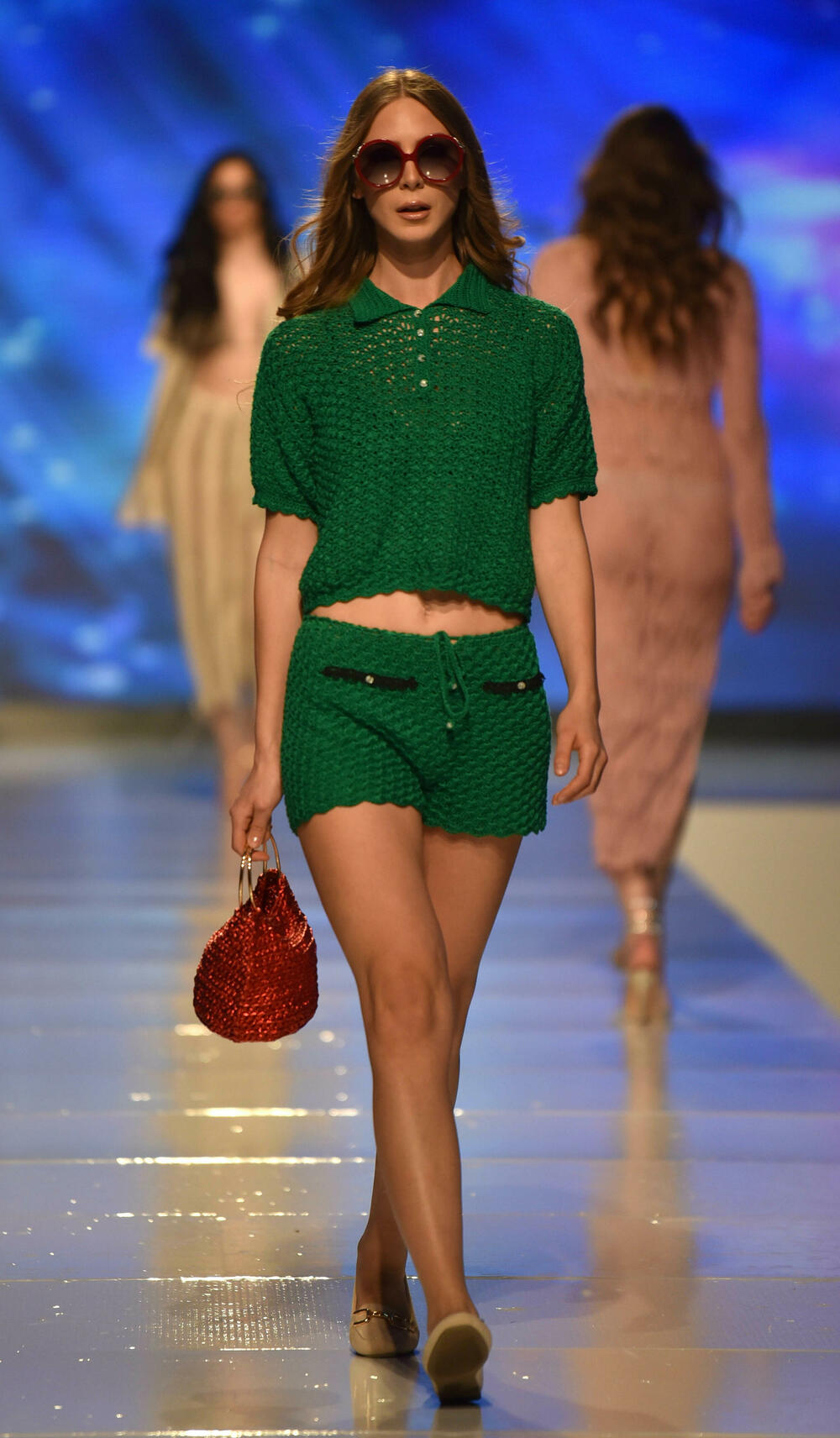 <p>Veče, pa i samu manifestaciju otvorila je crnogorska modna dizajnerka Marina Banović koja je predstavila proširenu kolekciju već predstavljenu u Milanu</p>