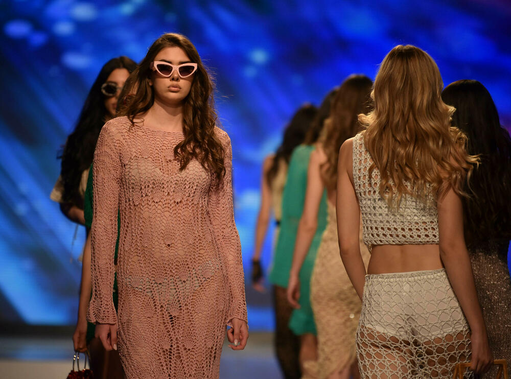 <p>Veče, pa i samu manifestaciju otvorila je crnogorska modna dizajnerka Marina Banović koja je predstavila proširenu kolekciju već predstavljenu u Milanu</p>