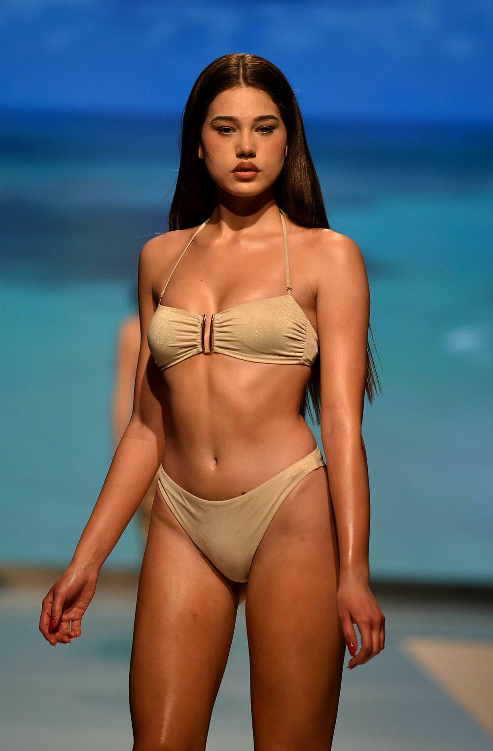 <p>Veče, pa i samu manifestaciju otvorila je crnogorska modna dizajnerka Marina Banović koja je predstavila proširenu kolekciju već predstavljenu u Milanu</p>