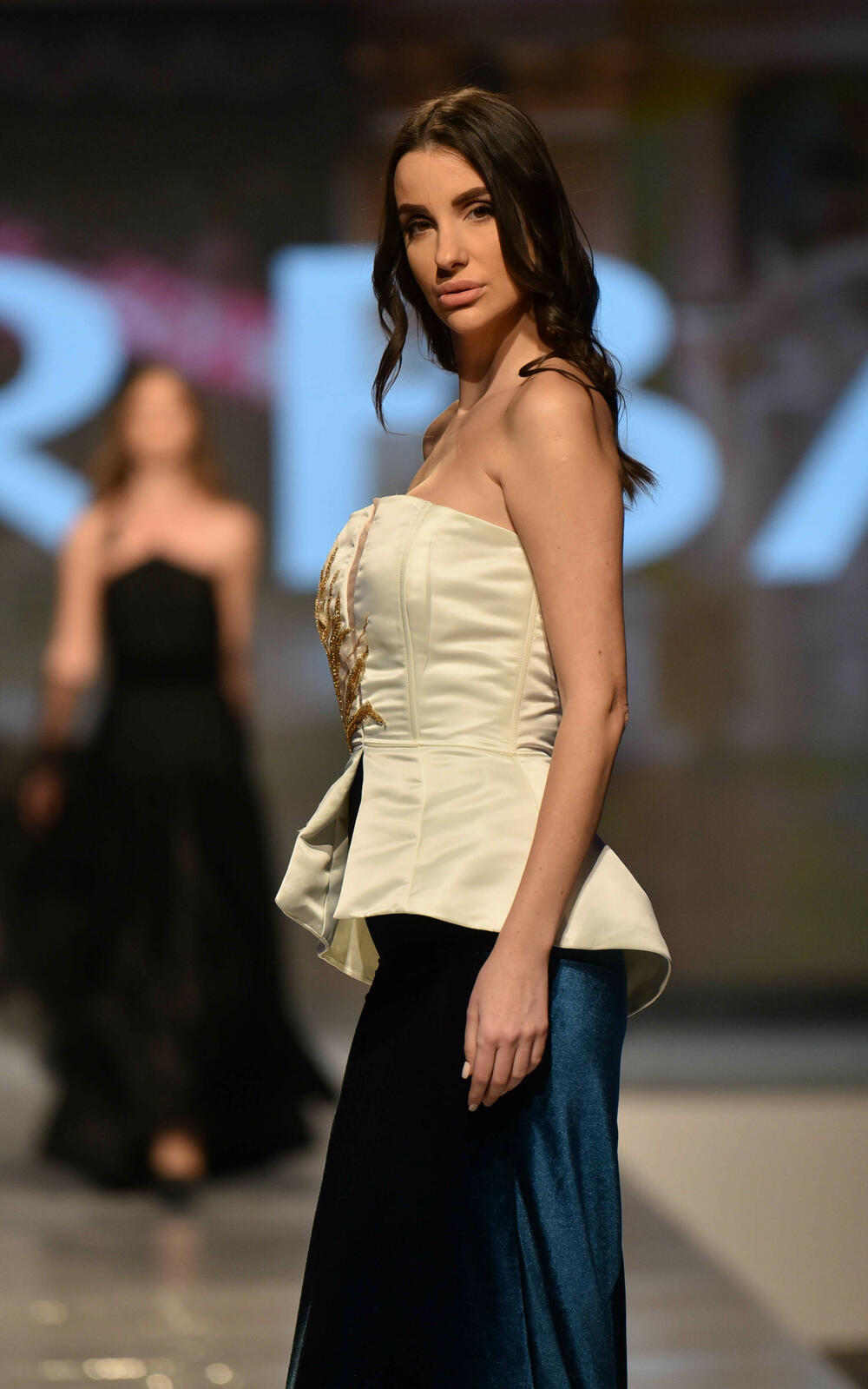 <p>Veče, pa i samu manifestaciju otvorila je crnogorska modna dizajnerka Marina Banović koja je predstavila proširenu kolekciju već predstavljenu u Milanu</p>