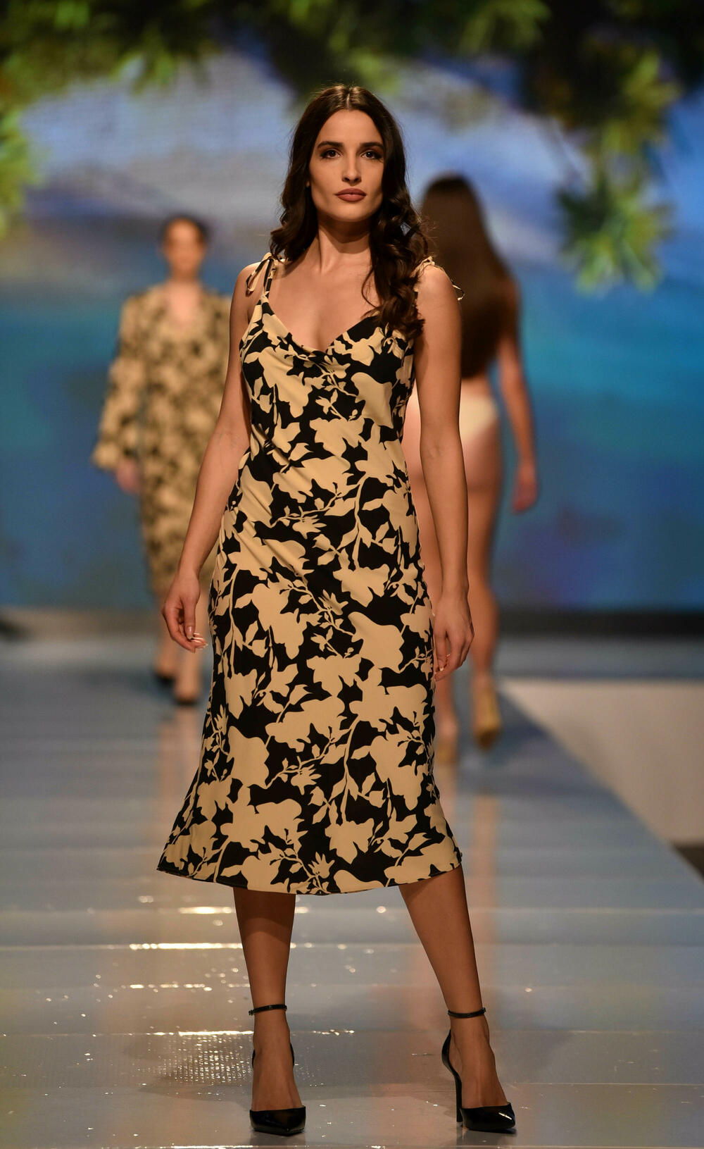 <p>Veče, pa i samu manifestaciju otvorila je crnogorska modna dizajnerka Marina Banović koja je predstavila proširenu kolekciju već predstavljenu u Milanu</p>