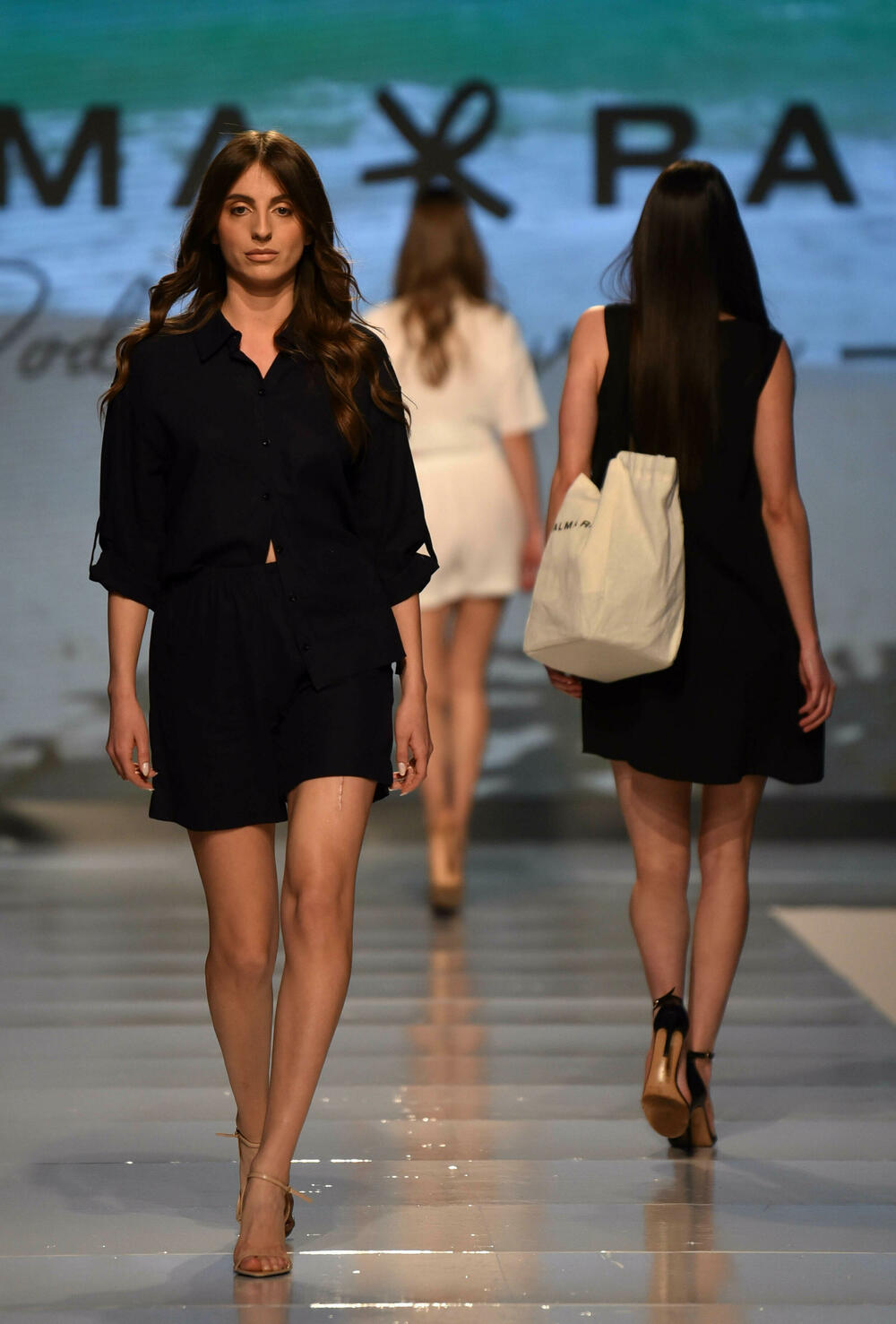 <p>Veče, pa i samu manifestaciju otvorila je crnogorska modna dizajnerka Marina Banović koja je predstavila proširenu kolekciju već predstavljenu u Milanu</p>