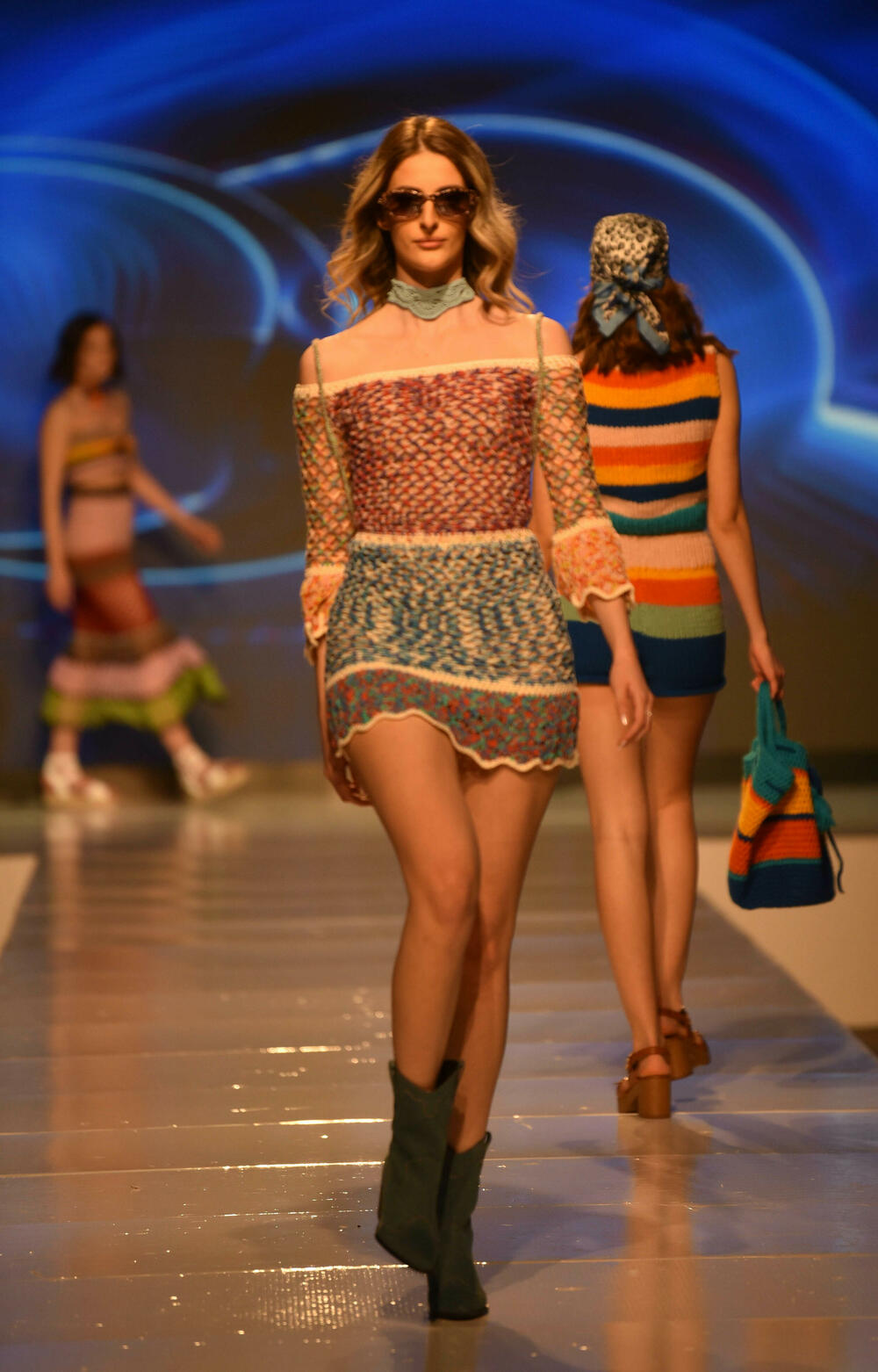 <p>Veče, pa i samu manifestaciju otvorila je crnogorska modna dizajnerka Marina Banović koja je predstavila proširenu kolekciju već predstavljenu u Milanu</p>