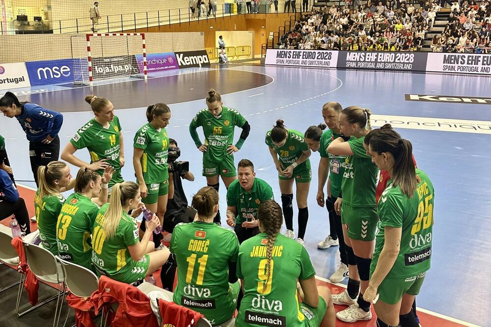 Suzana Lazović sa svojim izabranicama tokom meča u Fafeu, Foto: RSCG