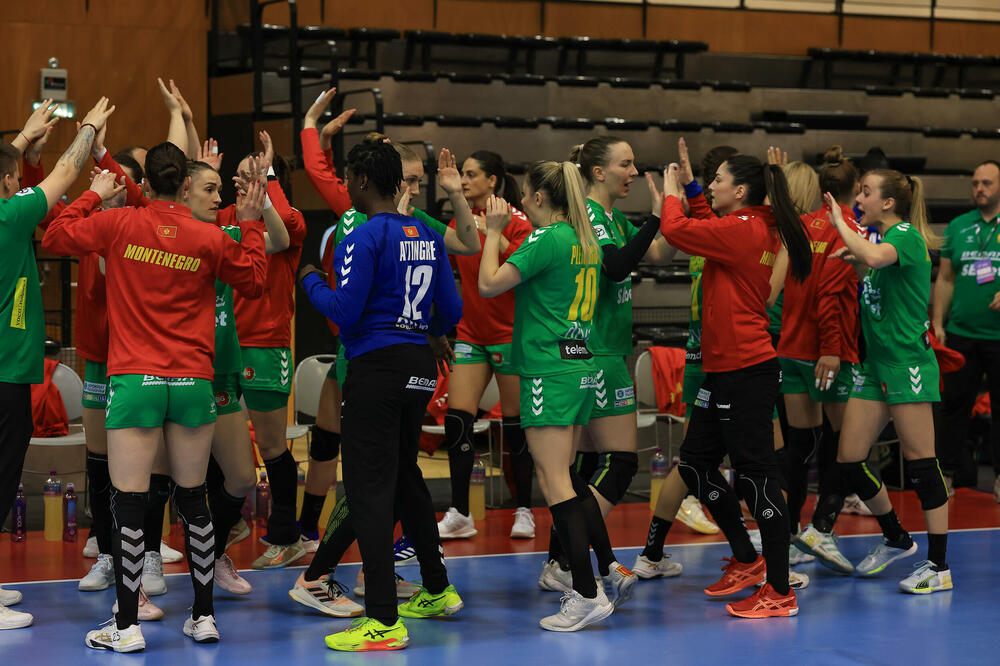 <p>Rukometašice Crne Gore zadovoljne nakon pobjede nad Portugalom u prvom meču baraža za odlazak na Svjetsko prvenstvo</p>