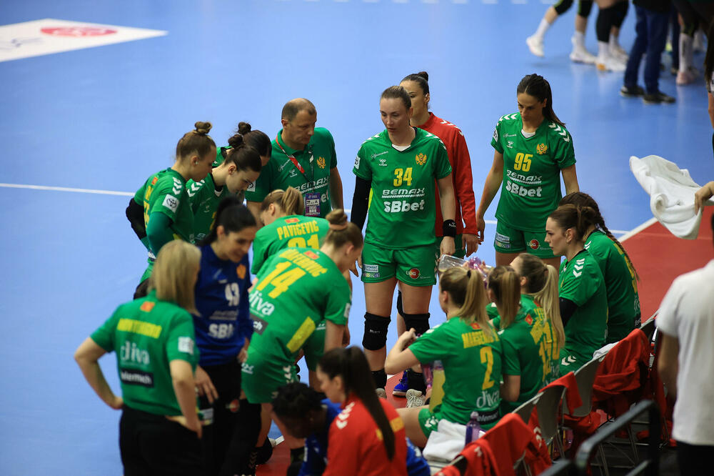 <p>Rukometašice Crne Gore zadovoljne nakon pobjede nad Portugalom u prvom meču baraža za odlazak na Svjetsko prvenstvo</p>