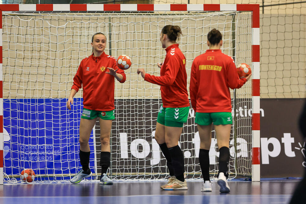 <p>Rukometašice Crne Gore zadovoljne nakon pobjede nad Portugalom u prvom meču baraža za odlazak na Svjetsko prvenstvo</p>