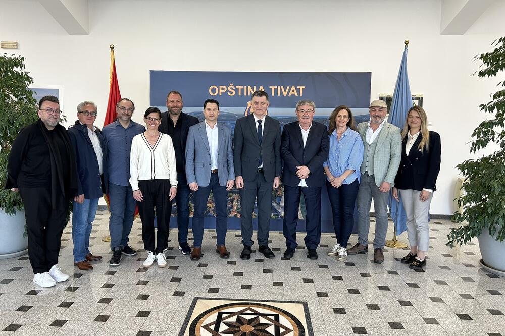 Komnenović sa Upravnim odborom Festivala RUTA, Foto: Opština Tivat