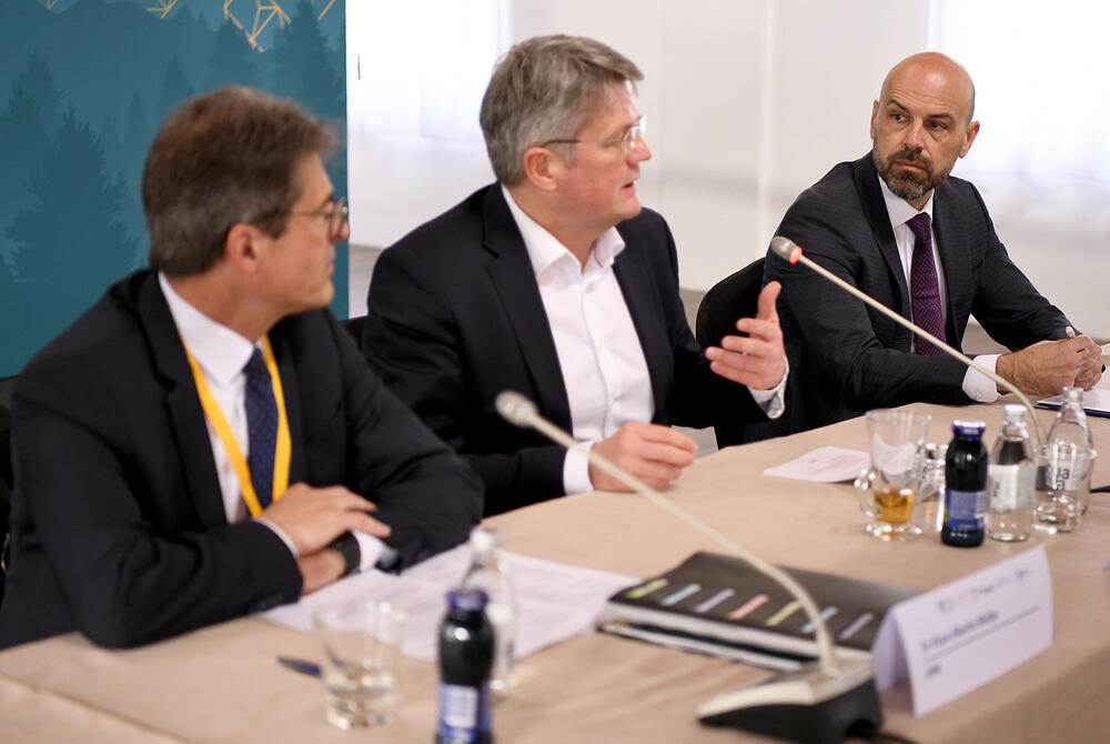 <p>„Spajanje tržišta omogućiće nam nove proizvode: dnevno tržište, usluge balansiranja putem tržišta i bolje vrednovanje portfolija i proizvoda“, poručio je Bulatović, naglašavajući da se time stvaraju stabilniji i atraktivniji uslovi za investitore</p>