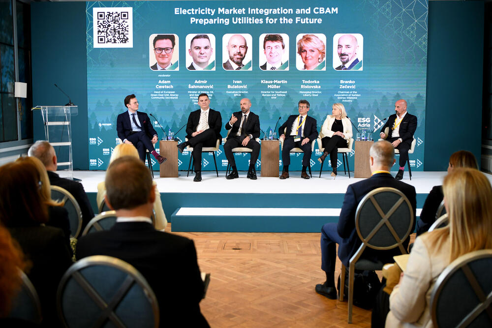 <p>„Spajanje tržišta omogućiće nam nove proizvode: dnevno tržište, usluge balansiranja putem tržišta i bolje vrednovanje portfolija i proizvoda“, poručio je Bulatović, naglašavajući da se time stvaraju stabilniji i atraktivniji uslovi za investitore</p>