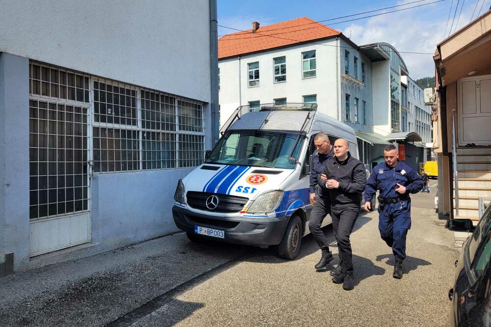 Privođenje Božovića, Foto: Jadranka Ćetković