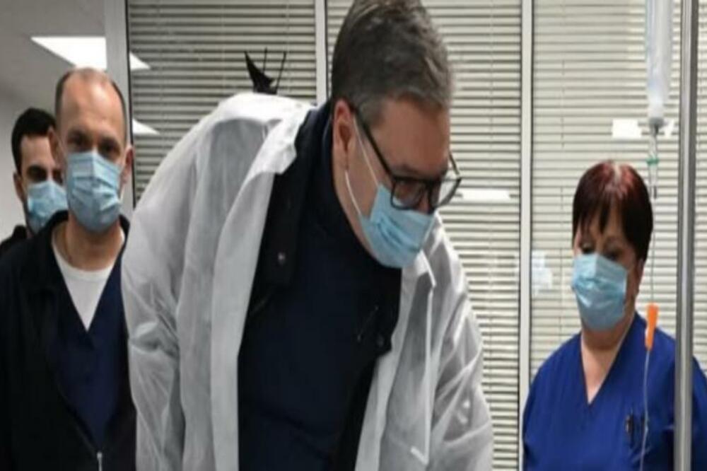 Vučić na odjeljenju intenzivne njege Kliničko-bolničkog centra Srbije u Beogradu, gdje je 17. marta 2025. posjetio jednog od povrijeđenih u požaru u Kočanima, u Sjevernoj Makedoniji, Foto: buducnostsrbijeav/Instagram