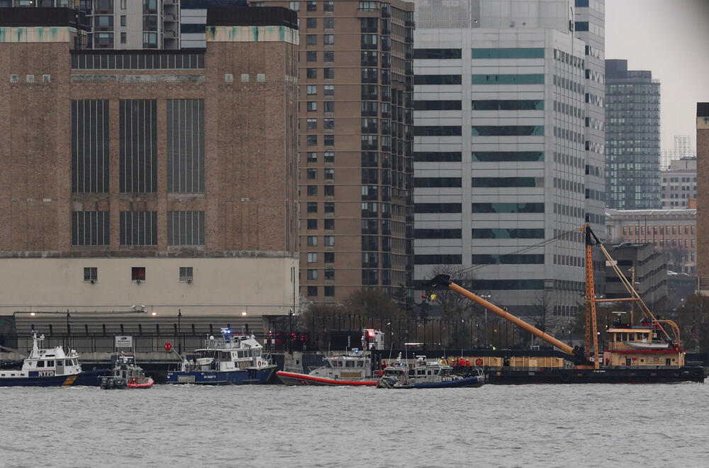 <p>Mjesto pada se nalazi blizu dokova na Menhetnu, kod kraja dugačkog keja za održavanje jedne od ventilacionih kula za Holandov tunel koji prolazi ispod Hadsona</p>
