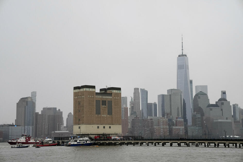 <p>Mjesto pada se nalazi blizu dokova na Menhetnu, kod kraja dugačkog keja za održavanje jedne od ventilacionih kula za Holandov tunel koji prolazi ispod Hadsona</p>