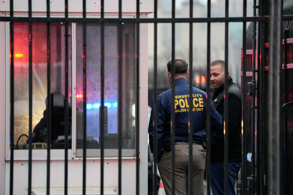 <p>Mjesto pada se nalazi blizu dokova na Menhetnu, kod kraja dugačkog keja za održavanje jedne od ventilacionih kula za Holandov tunel koji prolazi ispod Hadsona</p>