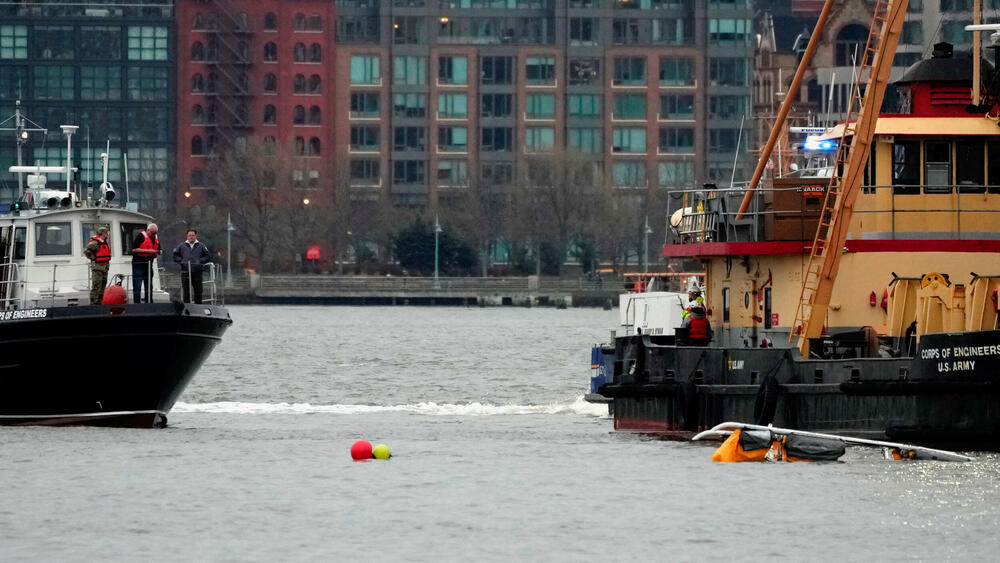 <p>Mjesto pada se nalazi blizu dokova na Menhetnu, kod kraja dugačkog keja za održavanje jedne od ventilacionih kula za Holandov tunel koji prolazi ispod Hadsona</p>